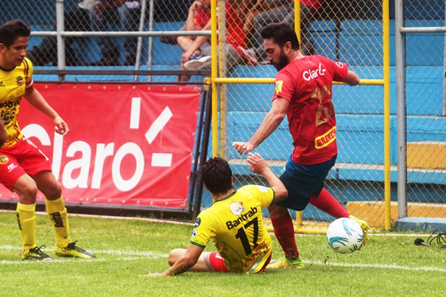 Carlos Kamiani Félix fue la figura para Municipal frente a Marquense. (Foto Prensa Libre: Norvin Mendoza)