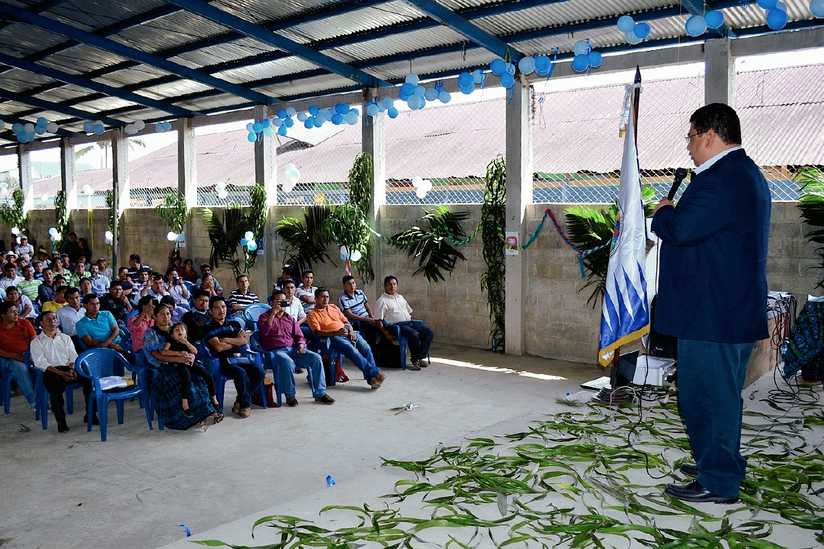 Autoridades y  estudiantes del Cusacq inauguran extensión para  una licenciatura en Educación Bilingüe Intercultural. (Foto Prensa Libre: Óscar Figueroa).