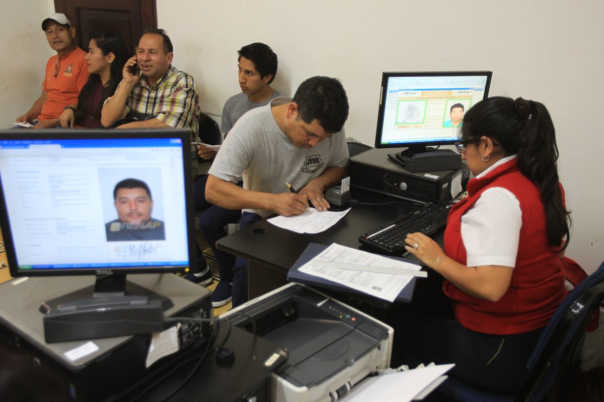 Cientos de guatemaltecos han manifestado su molestia por el retraso en la entrega de su DPI.(Foto Prensa Libre:Hemeroteca PL)