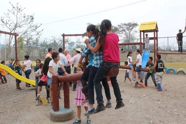 Niños utilizan juegos del parque infantil construido en la aldea Sabana Redonda, San Rafael Las Flores, Santa Rosa. (Foto Prensa Libre: Oswaldo Cardona) <br _mce_bogus="1"/>