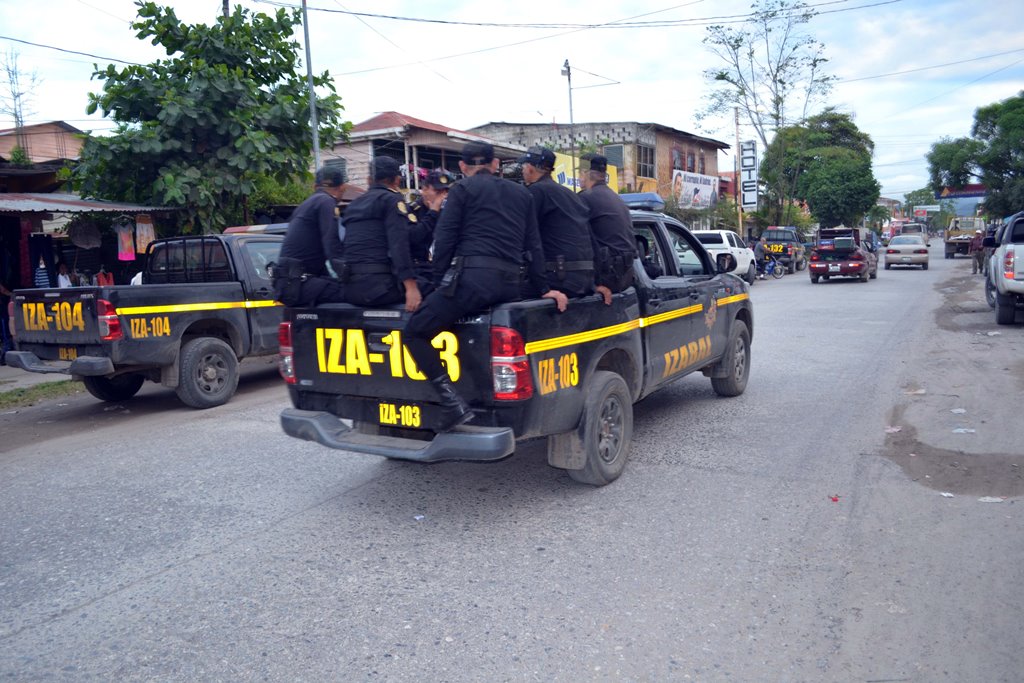 La PNC, durante operativos en busca de autores de atentado contra abogada. (Foto Prensa Libre: Edwin Perdomo)
