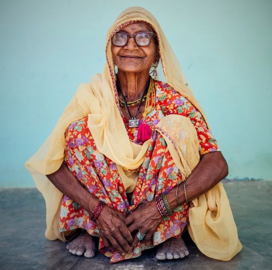 Haz 10 por la mañana y 10 por la noche. Conforme vayas ganando fuerza en las piernas pon menos peso en los brazos. GETTY