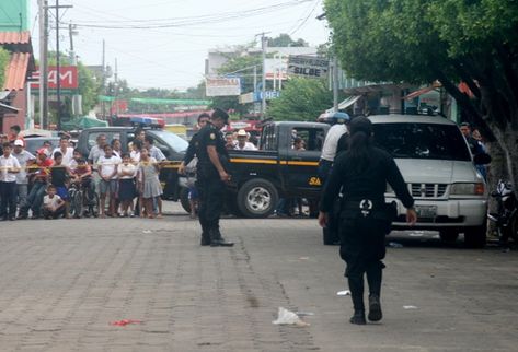 Fiscales del Ministerio Público y agentes de la Policía inspeccionan el lugar donde fue asesinada una maestra de un instituto de Pajapita, San Marcos. (Foto Prensa Libre: Alexander Coyoy)