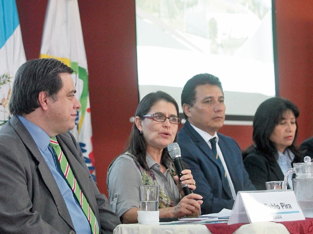 Ejecutivos de Camtur, analistas y funcionarios del Inguat escuchan resultados de encuesta. (Foto Prensa Libre: Álvaro Interiano)
