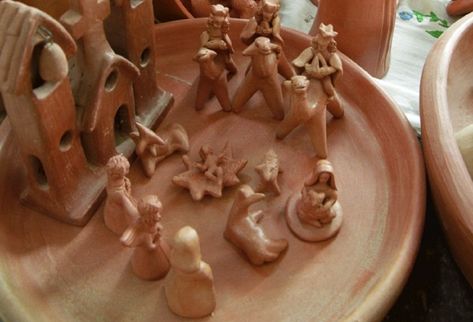 Elaboración de nacimientos de barro en Chinautla. (Foto Prensa Libre: Daniel Herrera)