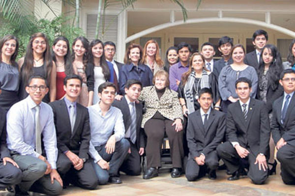 Isabel Gutiérrez de Bosch, presidenta de la Fundación Juan Bautista Gutiérrez —centro—, aparece con el grupo de jóvenes becarios.