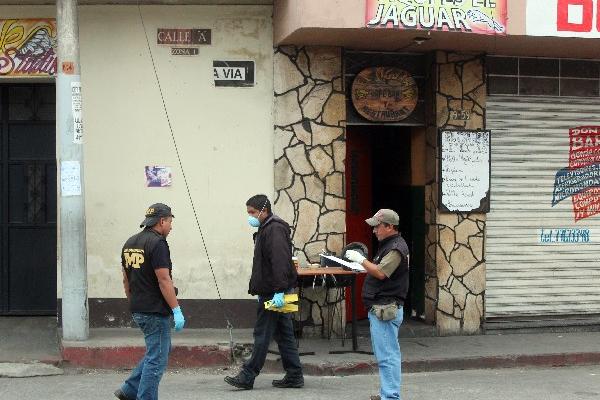 Peritos del MP recaban información acerca de la muerte de empresario, en la zona 1 de Xelajú.