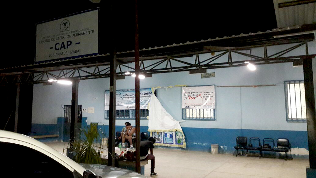 Los Bomberos Voluntarios trasladaron a las heridas a varios centros asistenciales, luego que sufrieran un accidente de tránsito en Los Amates, Izabal. (Foto Prensa Libre: Dony Stewart)