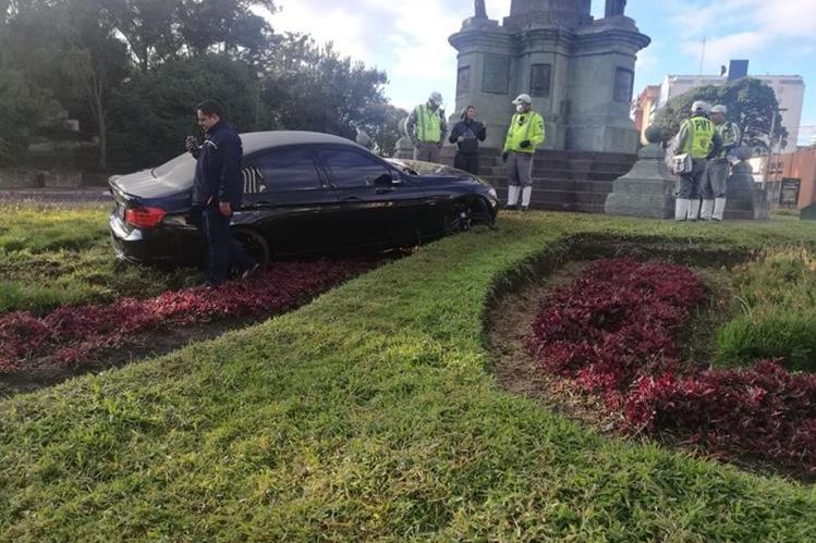 Un vehículo se subió al área jardinizada que rodea el Monumento al Ejército o a la Estrella en la zona 10. (Foto Prensa Libre: Amílcar Montejo)
