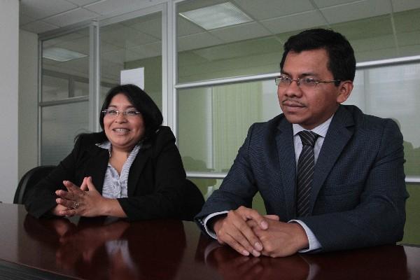 Verónica Iscamey y Abisaí de la Cruz explican la forma de operar del programa Construyendo poblaciones resilientes.