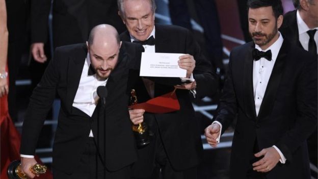 El gran error de los Oscars ocurrió cuando se comunicó que el premio a la mejor película era para "La La Land" en vez de para "Moonlight". (Foto, AP)