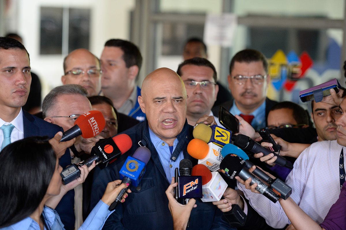 Jesús Torrealba (al centro) secretario general del MUD, habla con periodistas luego de la reunión con el consejo electoral venezolano. (Foto Prensa Libre: AFP).