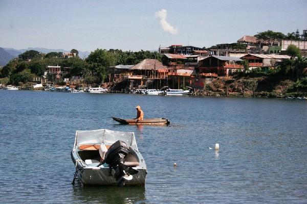 Construirán plantas   de tratamiento para contrarrestar la contaminación en  el Lago de Atitlán.