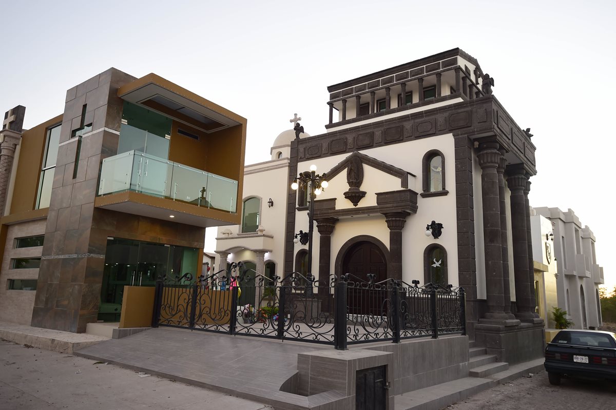 Construcciones lujosas y sofisticadas en donde descansan los restos de narcos mexicanos son vistas en el Cementerio de Cualiacán. (Foto Prensa Libre: AFP).