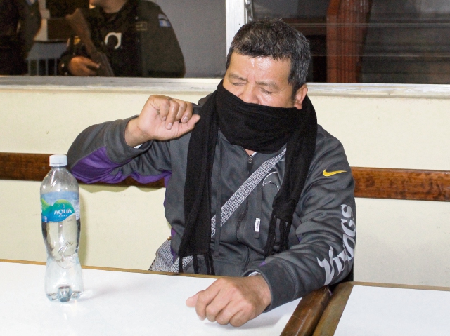 Cornelio Chilel se cubre el rostro durante la audiencia en la que fue condenado.