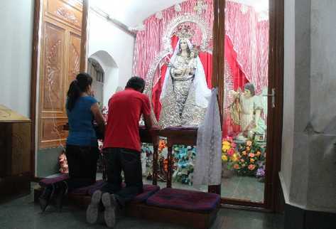 Fieles llegan cada día a hacer sus peticiones frente a la sagrada imagen.