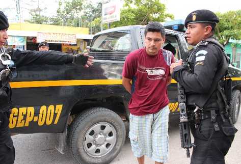 Policía traslada a prisión a Gustavo Adolfo Colindres, presunto miembro de los Zetas.