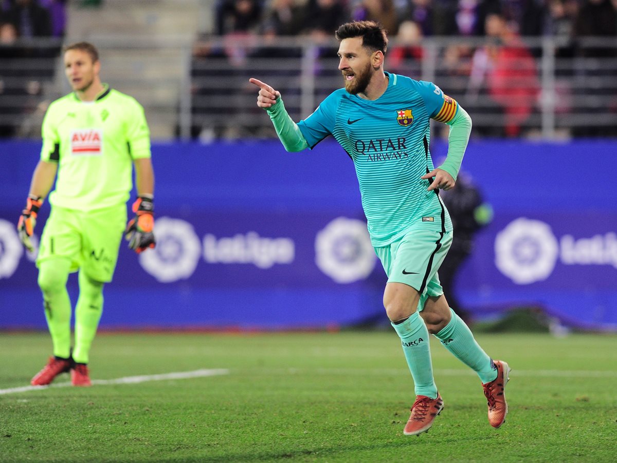 La renovación del ídolo argentino del FC Barcelona Lionel Messi va por buen camino aseguró el dsecretario técnico del equipo Robert Fernández. (Foto Prensa Libre: AFP)