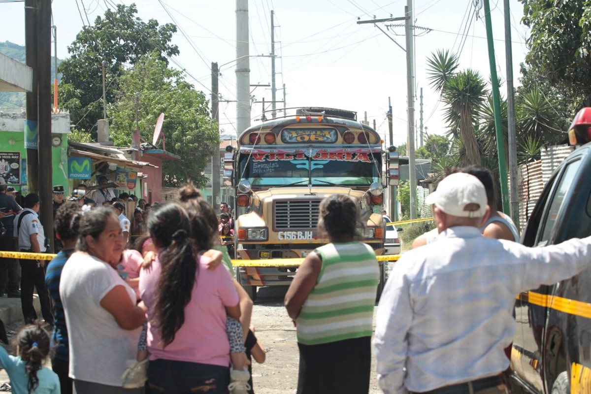 El autobús quedó detenido por el ataque armado contra el ayudante. (Foto Prensa Libre: Érick Ávila)