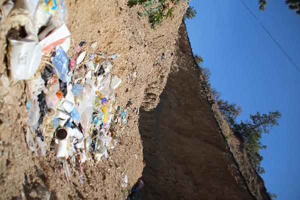 vecinos lanzan  desperdicios sólidos en el lugar, por lo que lo han convertido en basurero.