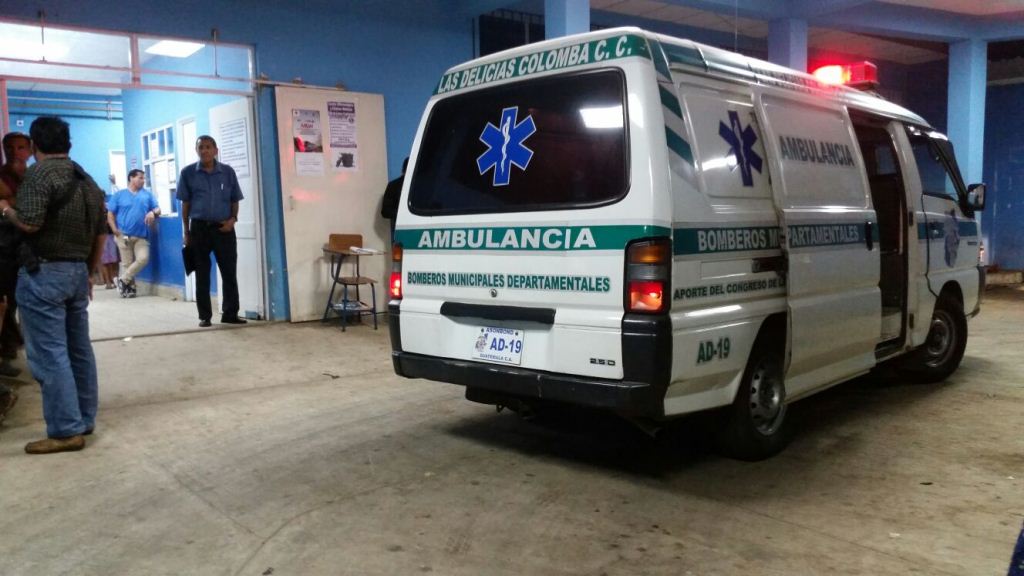 Socorristas trasladan al herido a un hospital de Coatepeque, Quetzaltenango. (Foto Prensa Libre: Alexánder Coyoy)