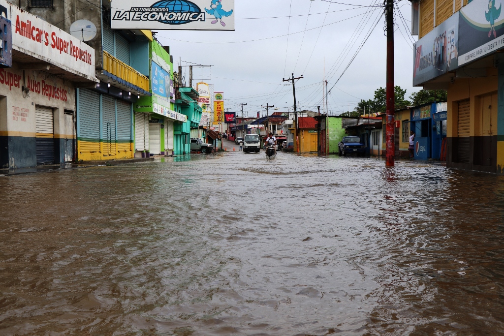 En el barrio La Ermita,  San Benito, Petén, la lluvia ocasionó que varias viviendas quedaran anegadas. (Foto Prensa Libre: Rigoberto Escobar)