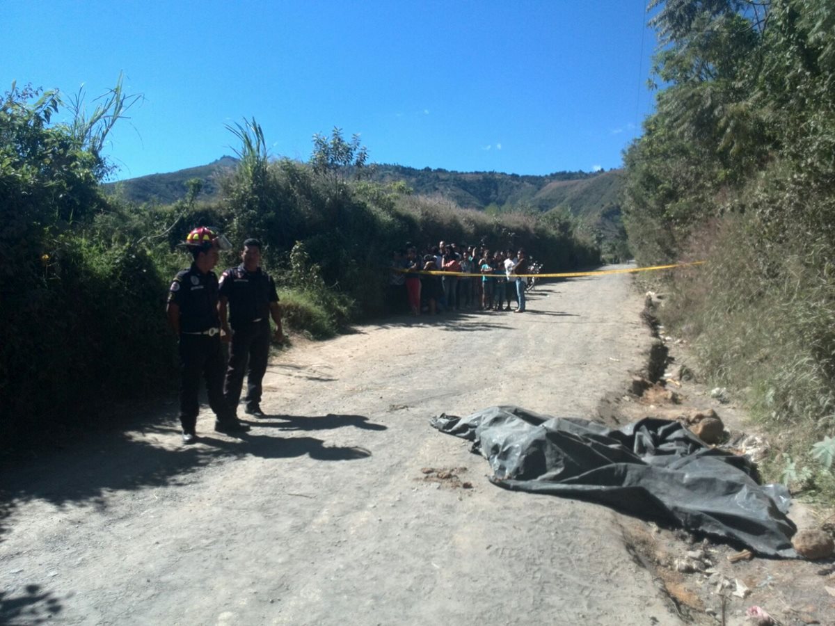 Los cuerpos de los adolecentes mostraban varias heridas de arma de fuego. (Foto Prensa Libre: Estuardo Paredes)