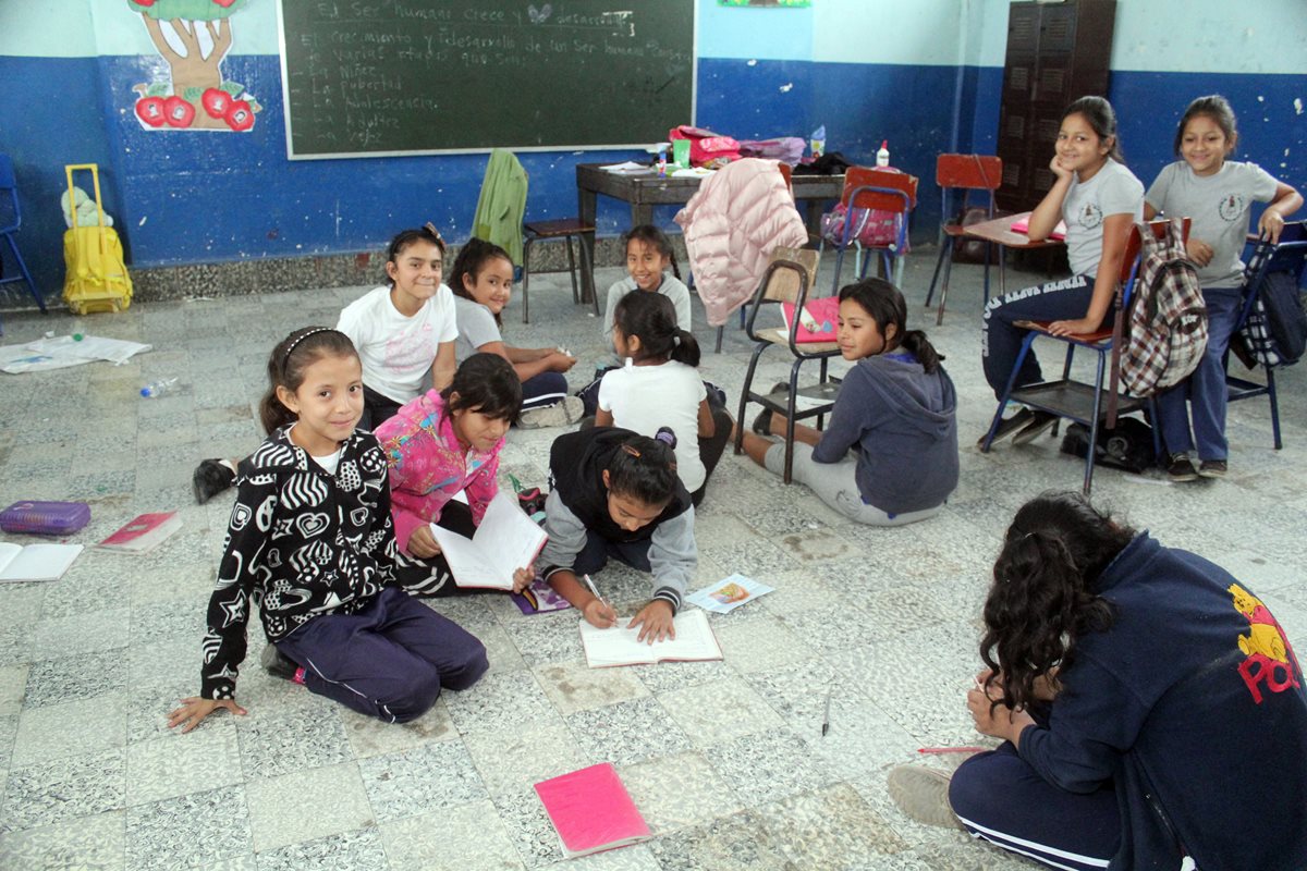 Desnutrición y falta de cobertura son los factores por los que estudiantes abandonaron la escuela. (Foto Prensa Libre: Hemeroteca PL)