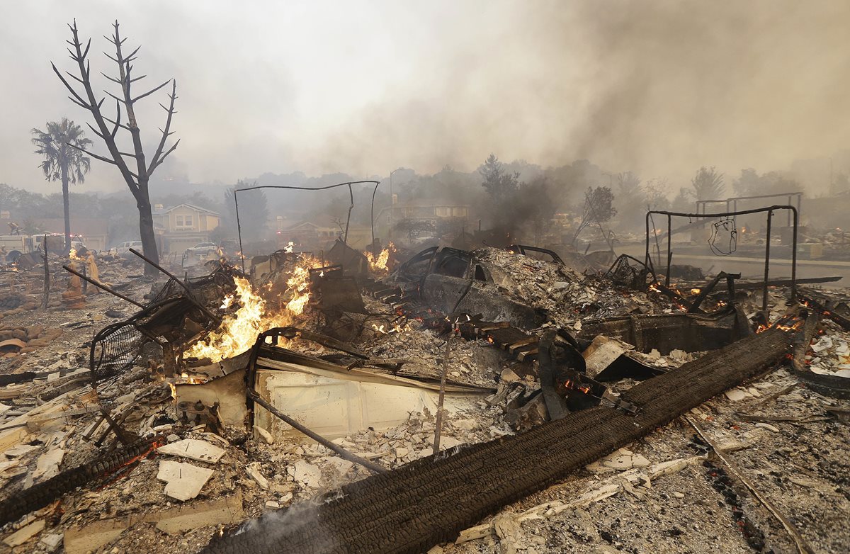 Incendios forestales avivados por fuerte viento destruye el norte de California. (AP).