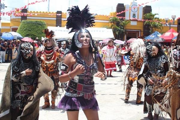 Un baile de convite fue presentado en el parque central de Cobán. (Foto Prensa Libre: Eduardo Sam Chun)<br _mce_bogus="1"/>