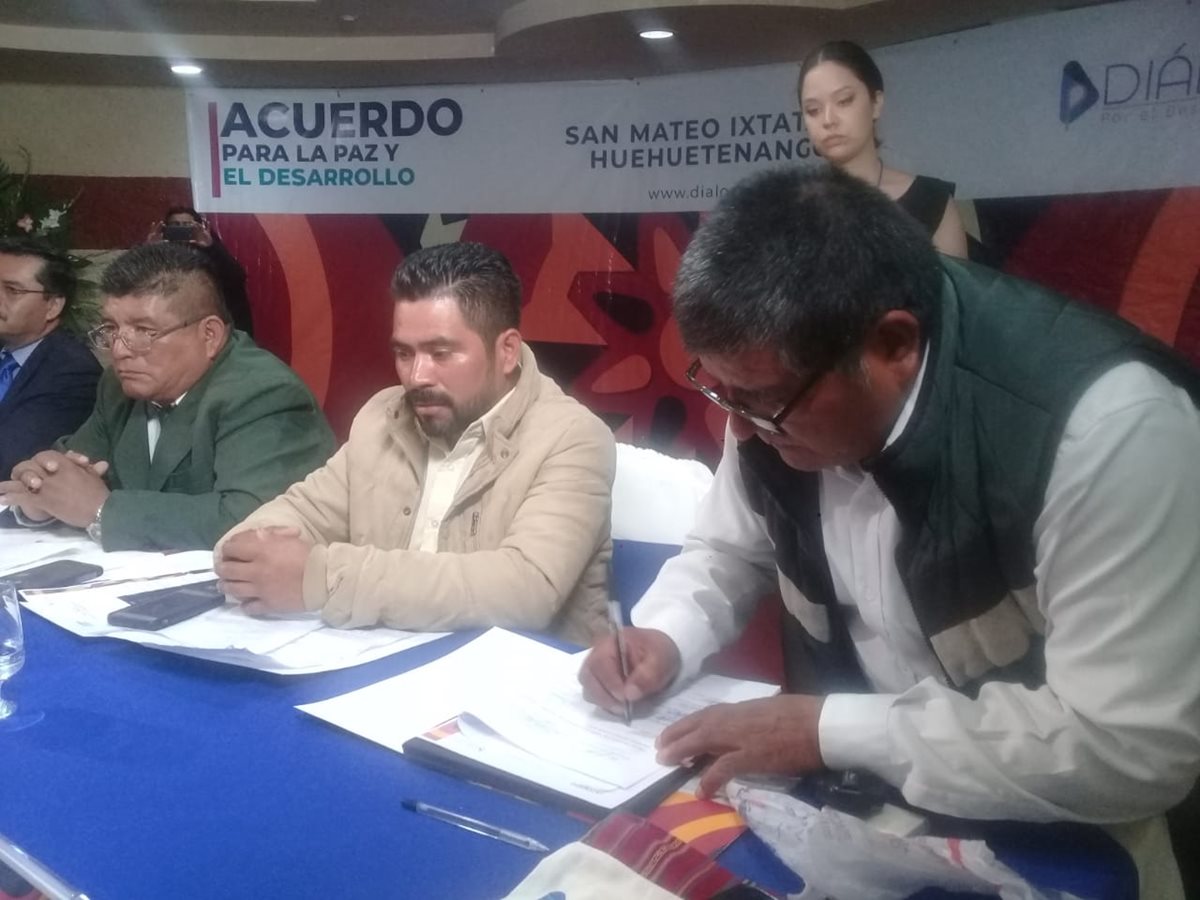 Representantes de varios sectores firman un acuerdo para la paz y el desarrollo de San Mateo Ixtatán, Huehuetenango. (Foto Prensa Libre: Mike Castillo)