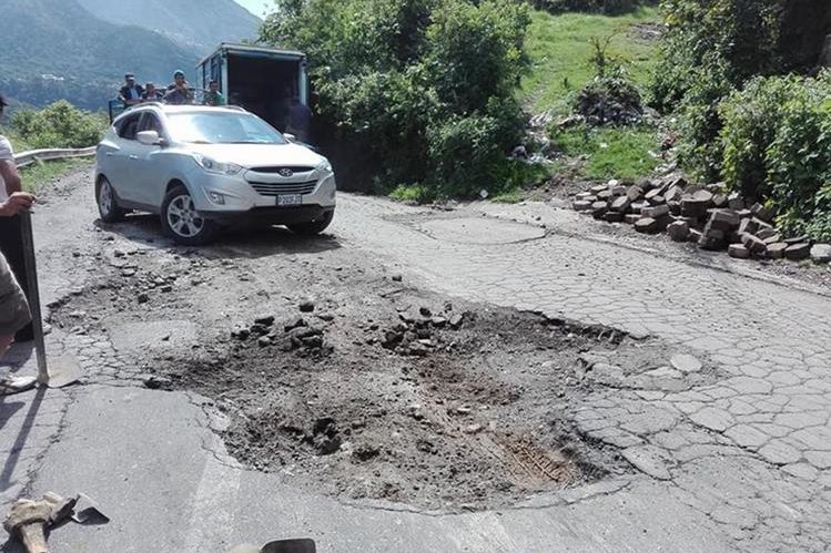 La mayoría de las carreteras se encuentran en mal estado y por el grave deterioro no necesitan reparación, sino reconstrucción. (Foto Prensa Libre: Hemeroteca PL)
