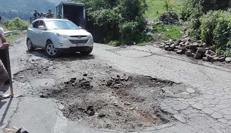 La mayoría de las carreteras se encuentran en mal estado y por el grave deterioro no necesitan reparación, sino reconstrucción. (Foto Prensa Libre: Hemeroteca PL)