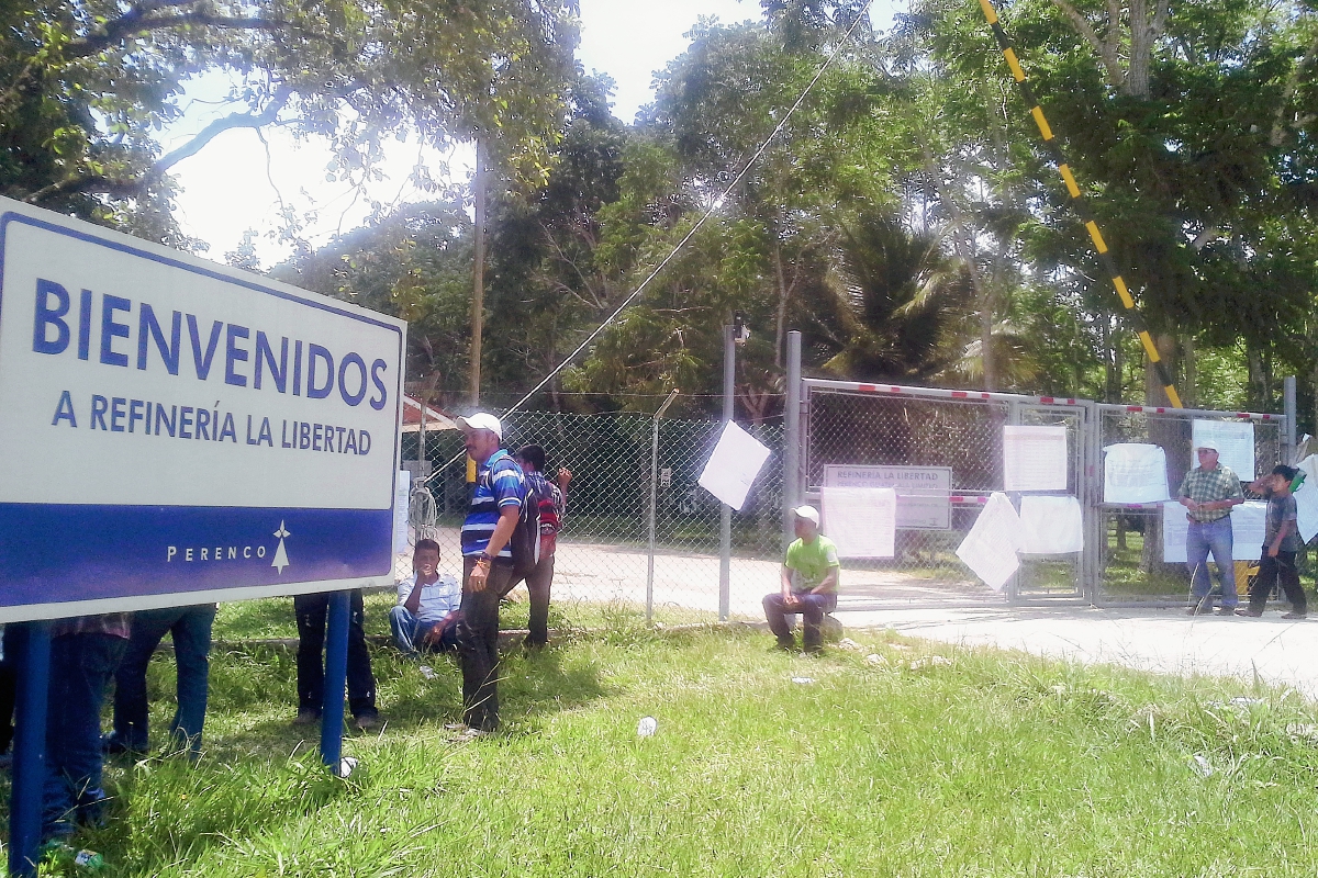 Campesinos permanecen en la entrada de la petrolera Perenco para que sus demandas sean escuchadas, en La Libertad, Petén.