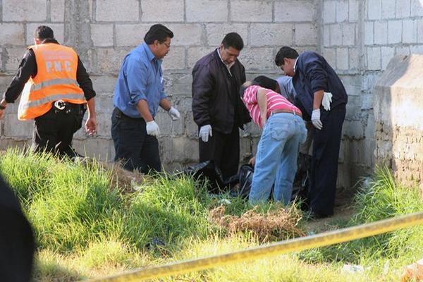 Socorristas acuden a atender a un indigente que al parecer falleció por frío en la zona 1, de Quetzaltenango. (Foto Prensa Libre: Carlos Ventura)<br _mce_bogus="1"/>