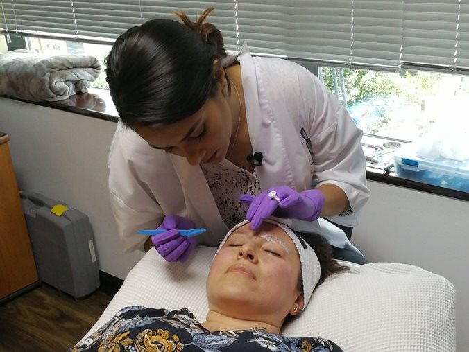 La micropigmentación consiste en hacer pequeñas incisiones con un bisturí y rellenarlas con pigmento para simular un vello. (Foto Prensa Libre: Juan Carlos Rivera).
