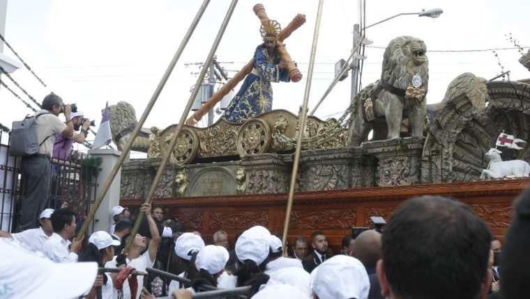 Devotos contemplan salida de procesión del Nazareno de la iglesia de Santa Teresa. (Foto Prensa Libre: Paulo Raquec).
