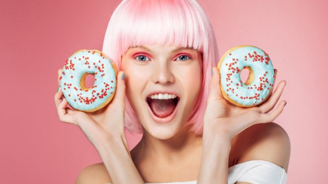 La combinación de carbohidratos como el azúcar y grasas provoca una respuesta doble en nuestro cerebro. (Foto Prensa Libre:GETTY IMAGES)