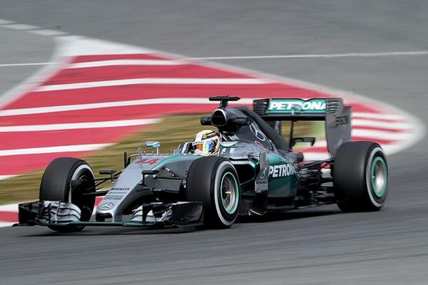 Lewis Hamilton, captado en la práctica de este sábado. (Foto Prensa Libre: AFP)