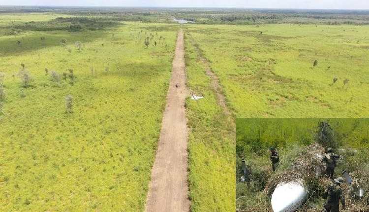 La pista clandestina donde aterrizó la avioneta —inserta— tiene una longitud de 1.8 kilómetros por 300 metros de ancho. (Foto Prensa Libre: Rigoberto Escobar)