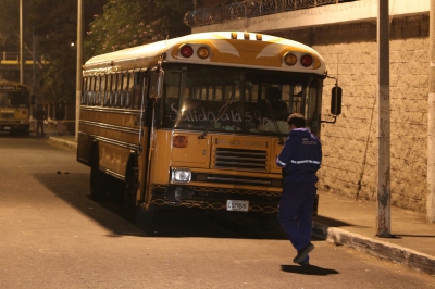 El bus estaba estacionado y el piloto adentro, cuando fue atacado a balazos. (Foto Prensa Libre: Paulo Raquec)