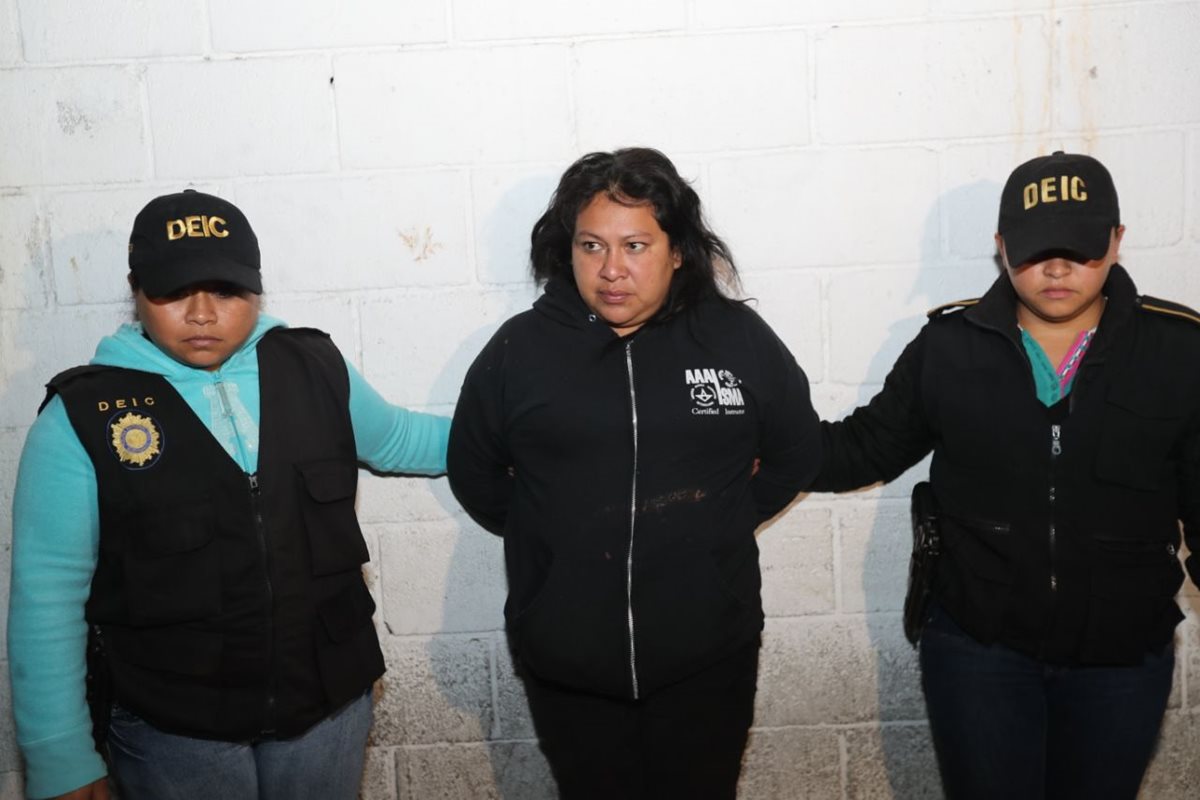 Jeny Waleska de la Cruz fue capturada en la zona 1 capitalina, sindicada de trata de personas. (Foto Prensa Libre: Érick Ávila)