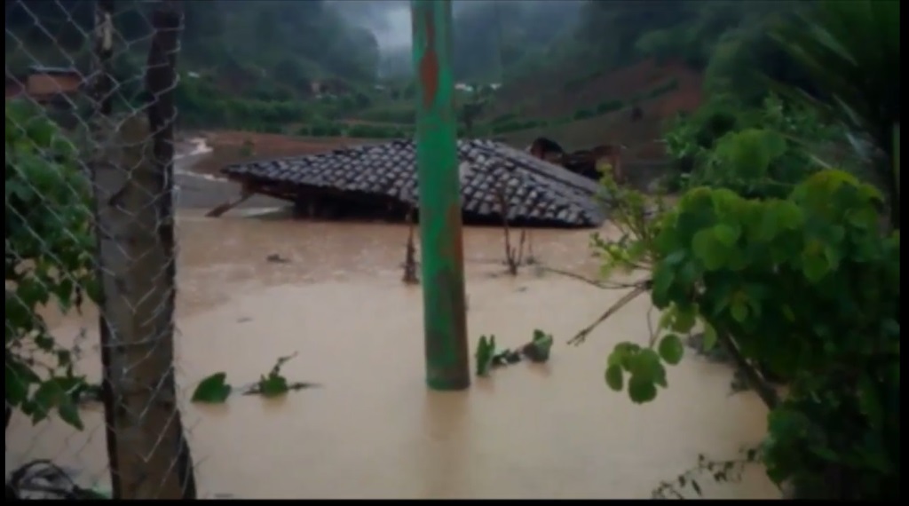 Una vivienda deshabitada colapsó debido a la lluvia que cayó por seis horas en comunidad de Nebaj, Quiché. (Foto Prensa Libre: Héctor Cordero)
