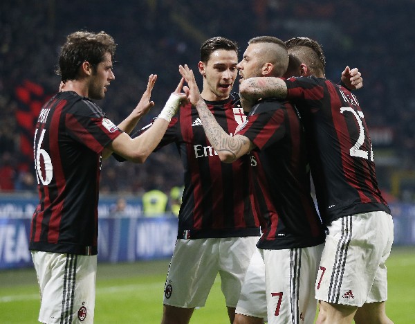 Los jugadores del AC Milan celebran su pase a la final de la Copa Italia. (Foto Prensa Libre: AP)