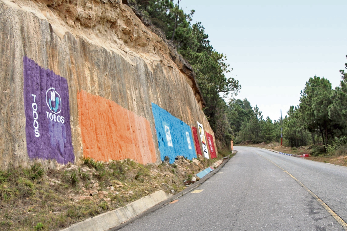 Paredones de  la ruta a  Santa María Chiquimula, Totonicapán, han sido pintarrajeados por distintas organizaciones políticas.