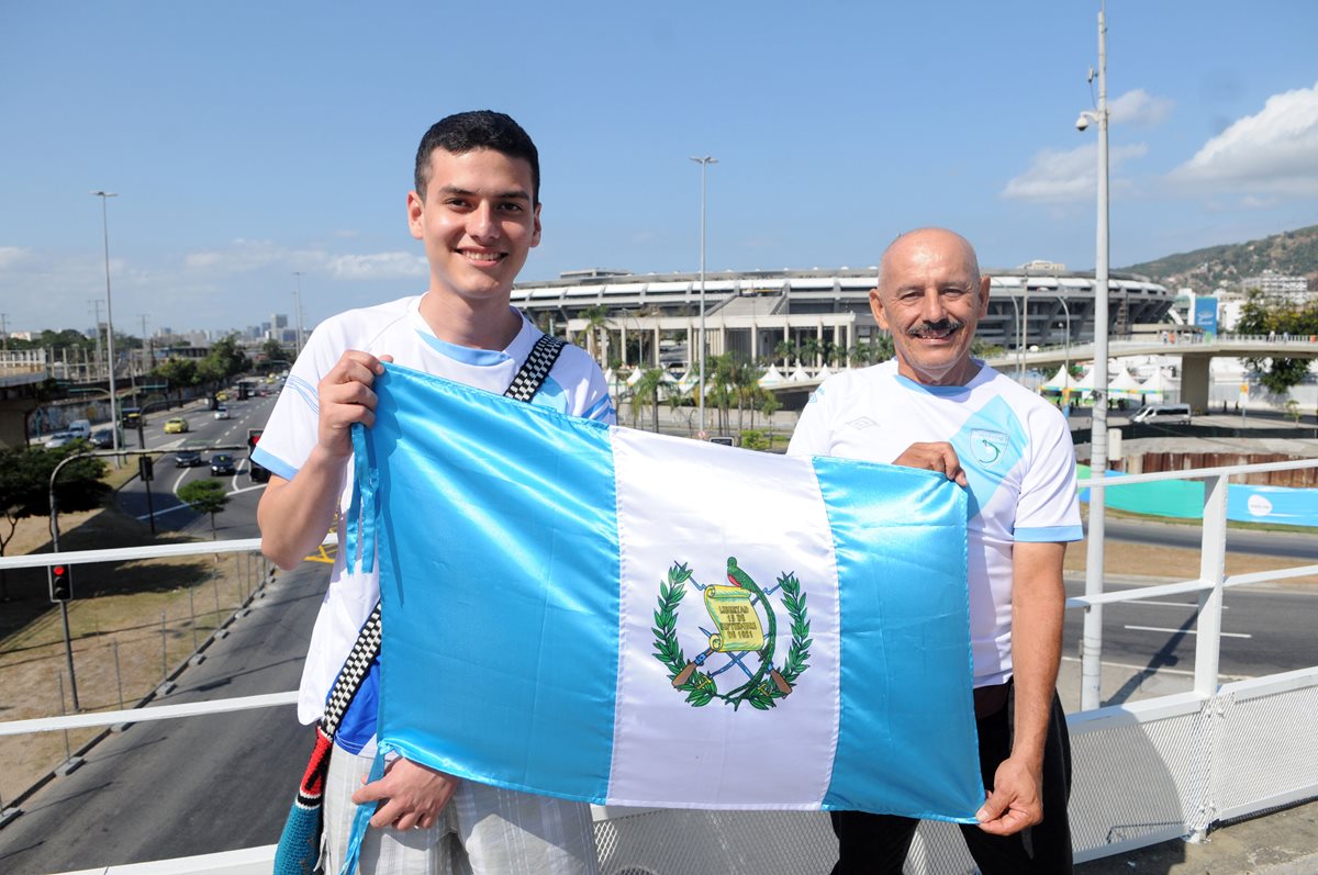 José y Carlos Navas, originarios de Asunción Mita, Jutiapa, visitaron el estadio Maracaná. (Foto Prensa Libre: Jeniffer Gómez)
