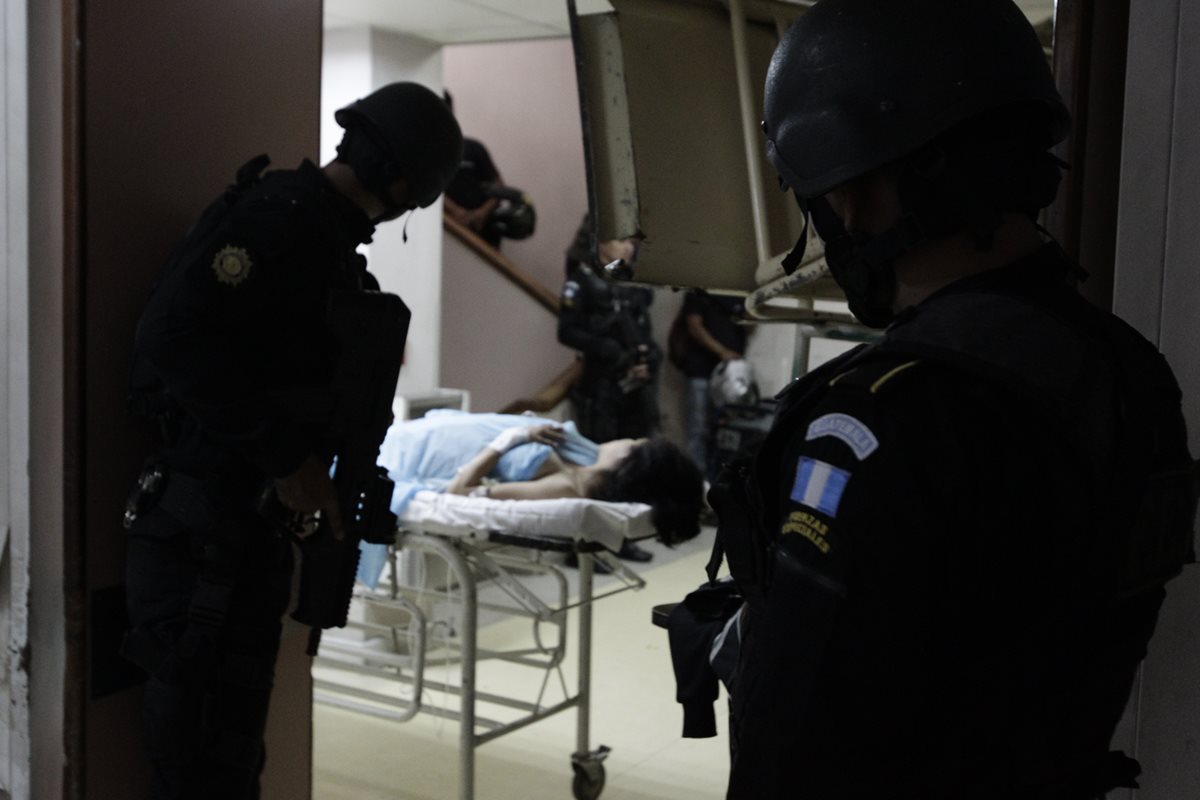 Policías ingresaron al área de Maternidad del Hospital Roosevelt en búsqueda del pandillero, pero capturaron por error a otro hombre. (Foto Prensa Libre: Carlos Hernández).