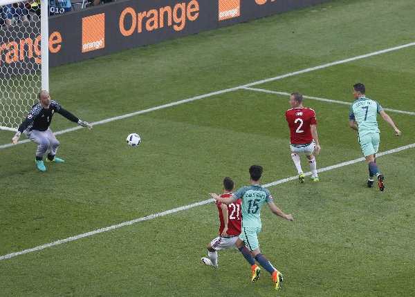 Cristiano Ronaldo anotó uno de los mejores goles de la primera fase de la Euro, contra Hungría. (Foto Prensa Libre: EFE)