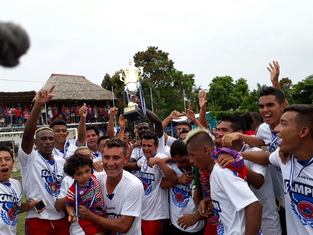 Así festejaron los jugadores de Iztapa. (Foto Prensa Libre: Norvin Mendoza)