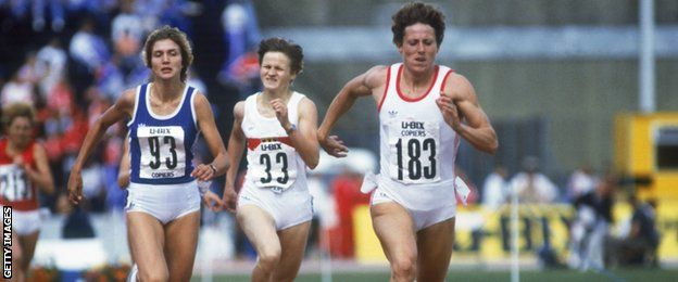 Jarmila Kratochvilova (número 183) corriendo en una carrera en Crystal Palace, Londres, en 1983. (Getty)